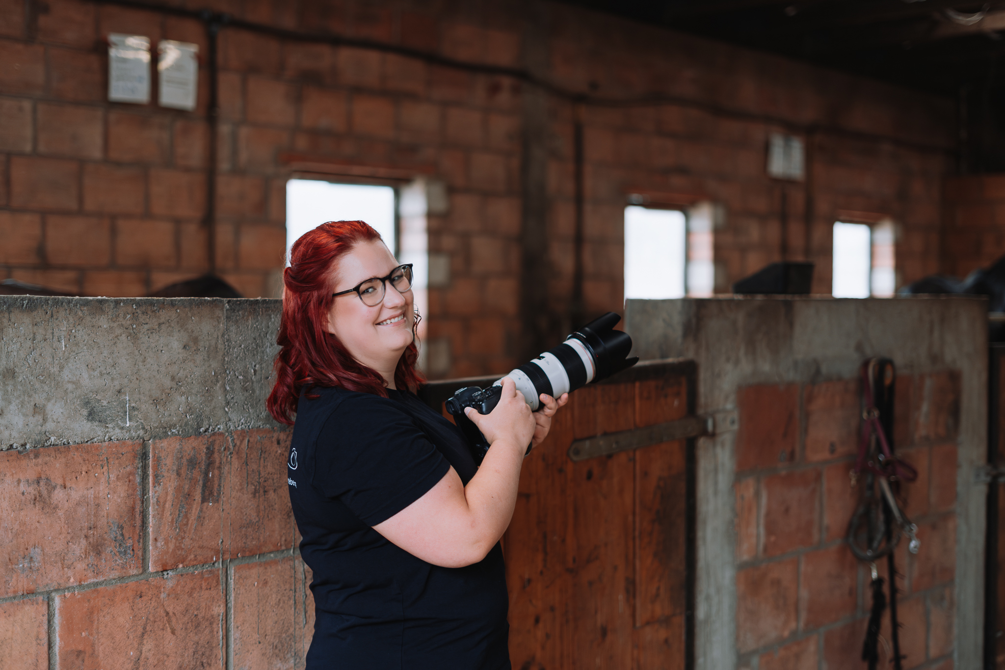 Pferdefotografin bei der Arbeit im Stall in Northeim Göttingen