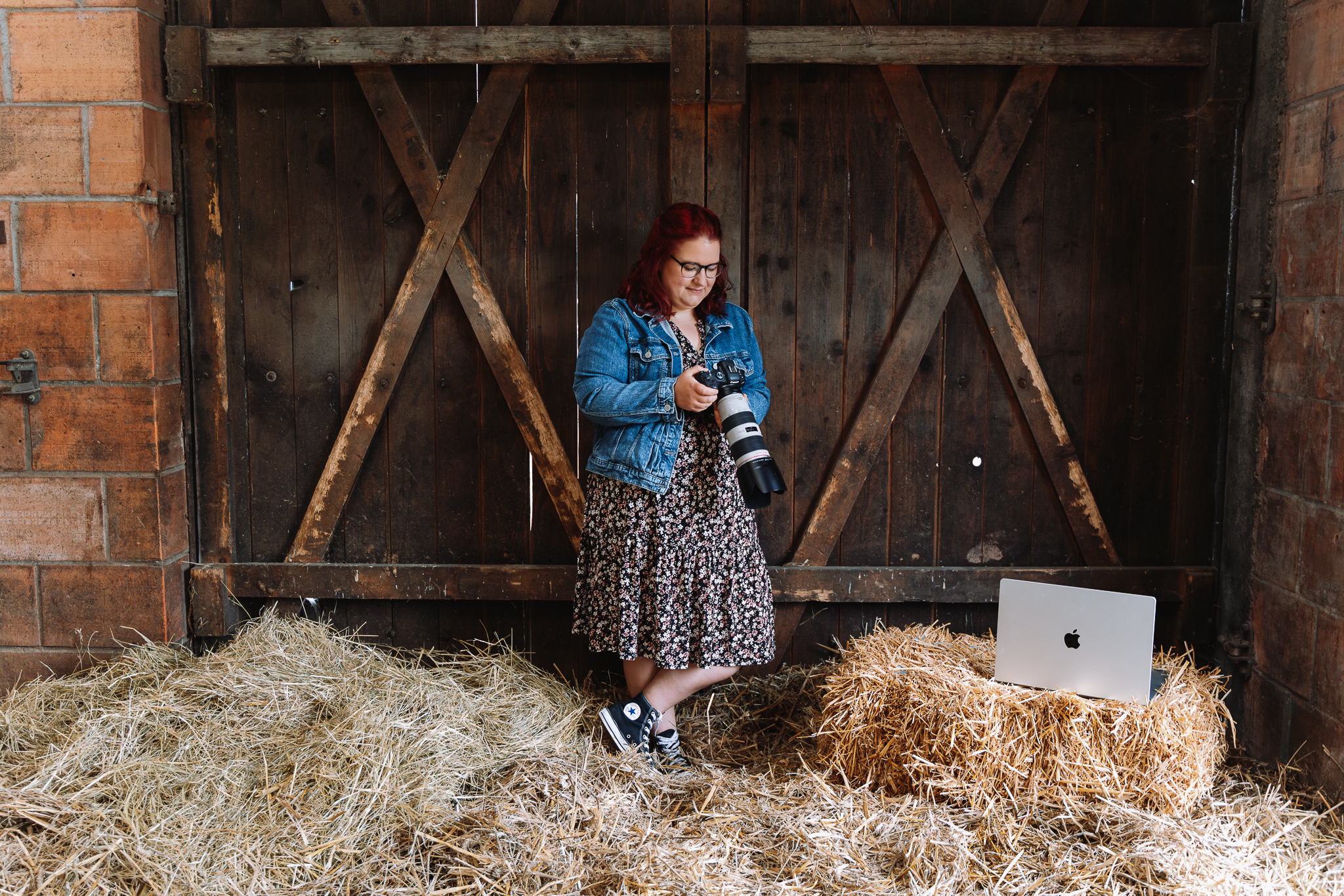 Pferdefotografin Northeim mit Kamera und Laptop bei der Arbeit in der Pferdebox
