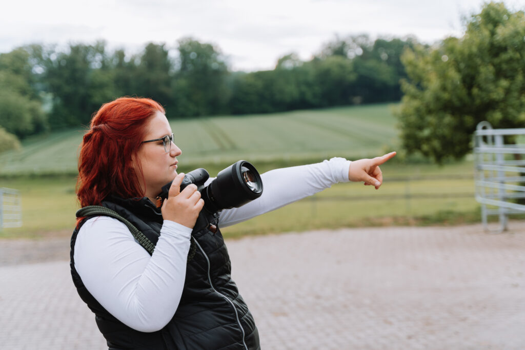 Pferdefotografin Northeim gibt Anweisung bei Fotoshooting mit Pferd